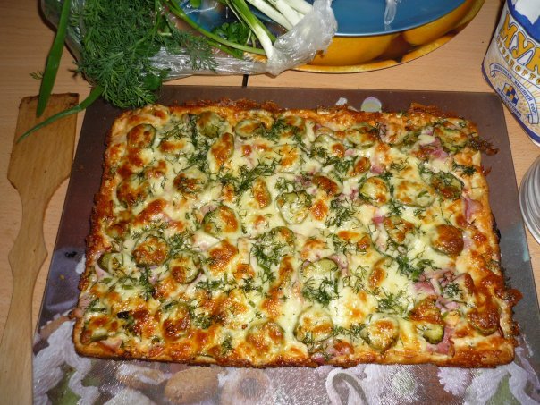 Домашняя пицца в духовке с огурцами